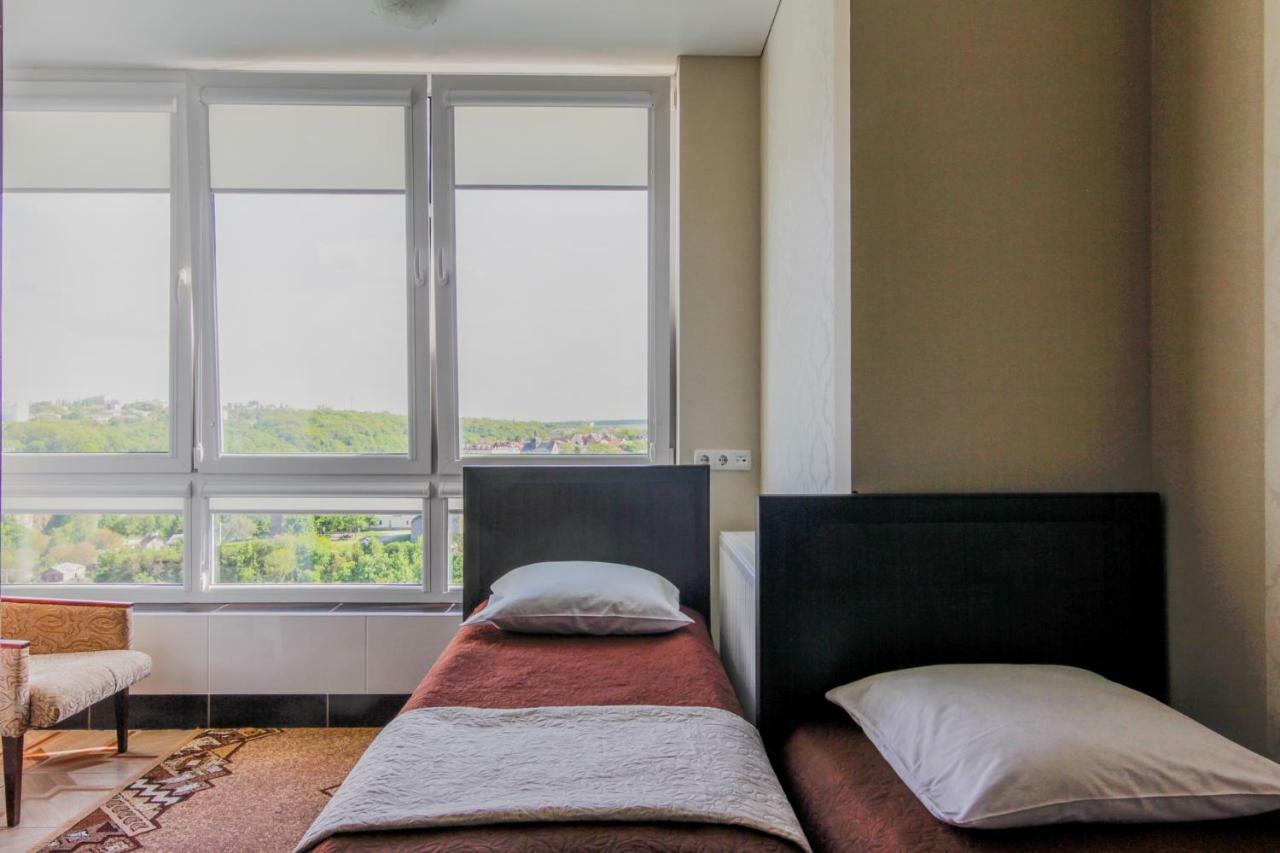 Rooms With Fortetsya View 2 คาเมียเนตส์-โปดิลสกี ภายนอก รูปภาพ