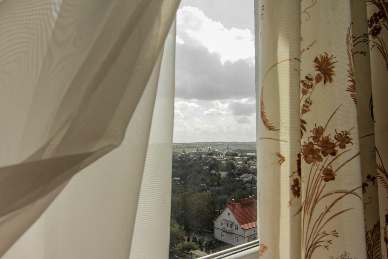 Rooms With Fortetsya View 2 คาเมียเนตส์-โปดิลสกี ภายนอก รูปภาพ