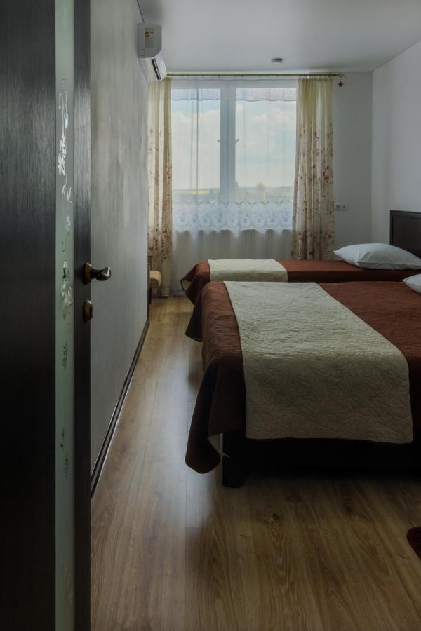 Rooms With Fortetsya View 2 คาเมียเนตส์-โปดิลสกี ภายนอก รูปภาพ